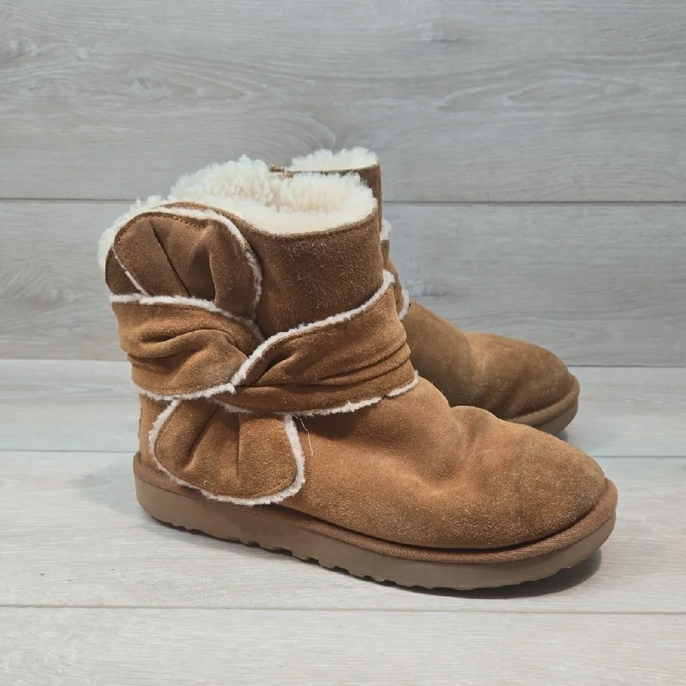 Ugg Australia Women Cozy Leather Bow Suede Sheepskin Boots Shoes Sz 7